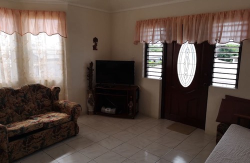 Wotton Apartment | Quiet 2 Bed Apartment