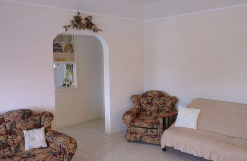 Wotton Apartment | Quiet 2 Bed Apartment
