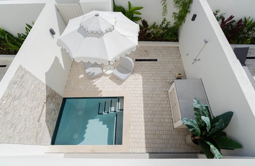 Lower Carlton House | Stylish West Coast 3BR Townhouse Near Beach with Pool