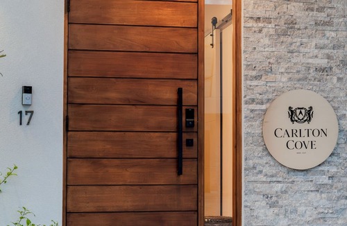 Lower Carlton House | Stylish West Coast 3BR Townhouse Near Beach with Pool