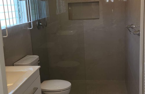 Prospect House | Welcoming 3-bedroom house that is a 4 min walk to beach