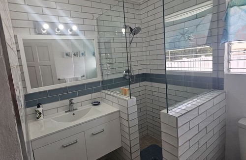 Prospect House | Welcoming 3-bedroom house that is a 4 min walk to beach