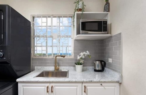 Plumtree House | Modern House with Queen beds 7 mins drive to beach