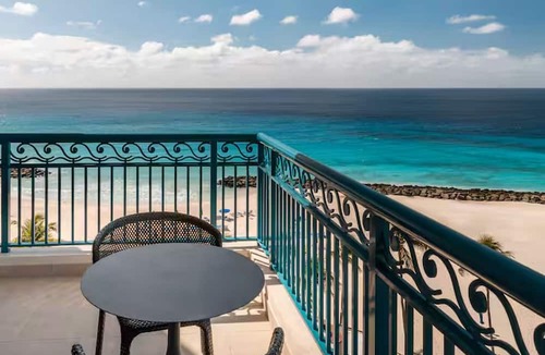 Garrison Historic Area Hotel | Panoramic View Corner Suite 1 King Bed