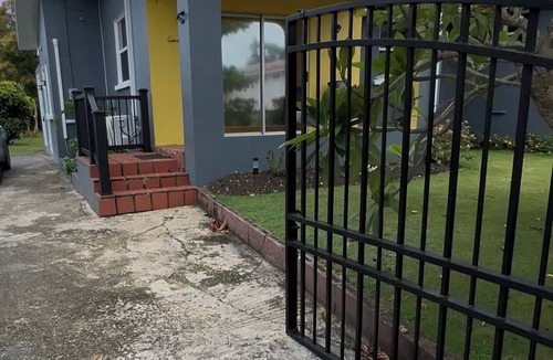 Lead Vale House | Charming 2-bedroom house with WiFi, AC in delightful Christ Church