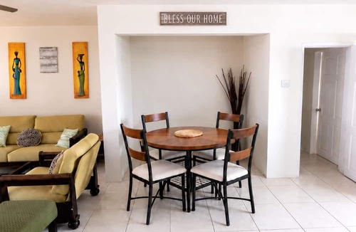 Maxwell Condo | Pene’s Place Tropical 2BR Condo with Pool Steps to Beach!