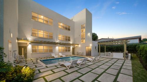 Little Battaleys Apartment | Across from beach with resort pool - Coral Beach 202