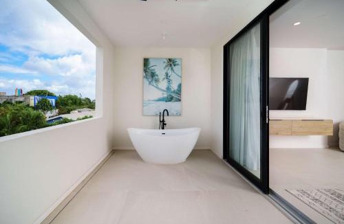 Gibbes House | New CHIC 2BR Villa Walk to Beach Pool & Terrace