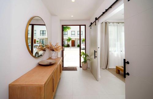 Lower Carlton House | New CHIC 3BR Villa Walk to Beach Pool & Terrace