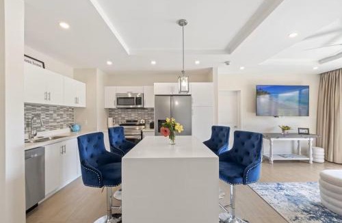 Little Battaleys Apartment | Coral Beach 101 2BR 2BR West Coast Condo, Pool, Rooftop, Beaches
