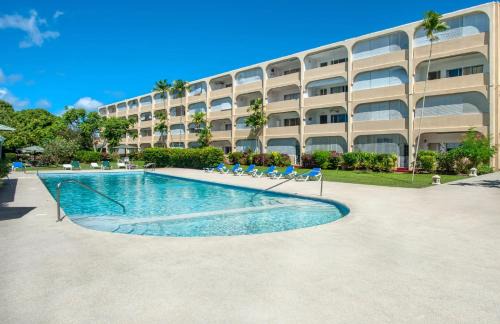 Sunset Crest Apartment | Golden Gem Cosy Apartment with pool & garden view