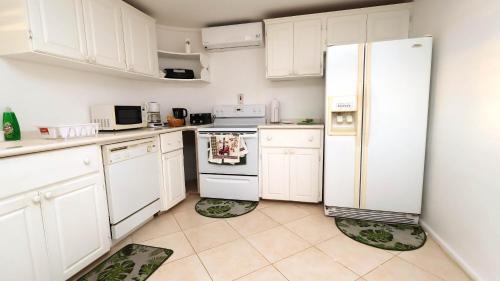 Mullins House | #3 Eastry Gardens - Cozy 1BR Studio w Ocean View
