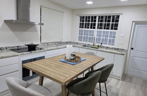 Prospect Apartment | La Porta Della Casa - Sunset Pool Deck with 2 King Bedrooms
