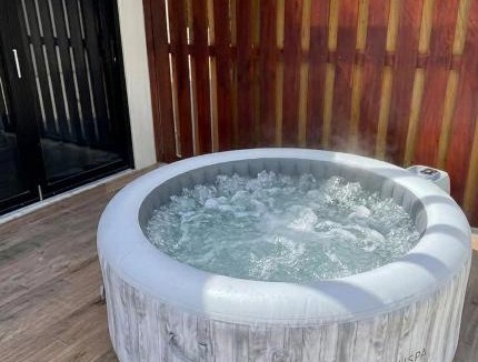 Prospect Apartment | La Porta Della Casa Hot Tub Patio and Sun Deck