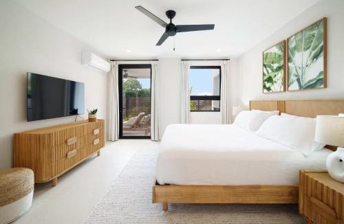 Gibbes House | Wooden Tone LUX 2BR Walk to Beach Sky Pool Deck