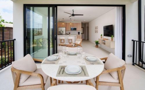 Gibbes House | Caribbean Luxury 2BR Walk to Beach Sky Pool Deck