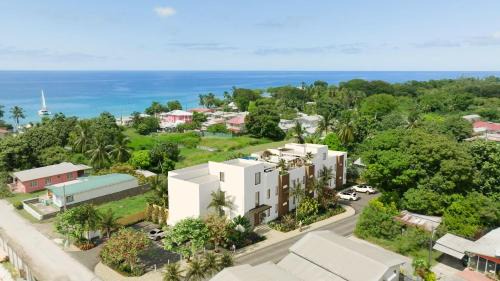 Gibbes House | Elegant LUX 2BR 3mins to Beach Pool & Deck