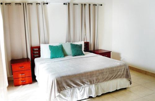 Clermont House | Calabaza Casa 3 Bedroom Near Dining Secure Central Location