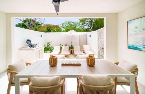 Lower Carlton House | New Stylish 3BR with Private Pool ! Walk to Beach