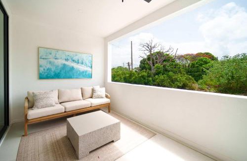 Lower Carlton House | New Stylish 3BR with Private Pool ! Walk to Beach