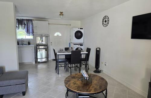 Below Rock Apartment | Cassywins Short Term Rentals APT 3