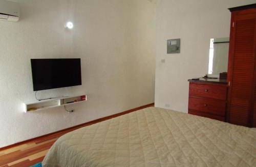 Blue Waters Apartment | Cozy 1 bed Apt 2B in Rockley near American Embassy