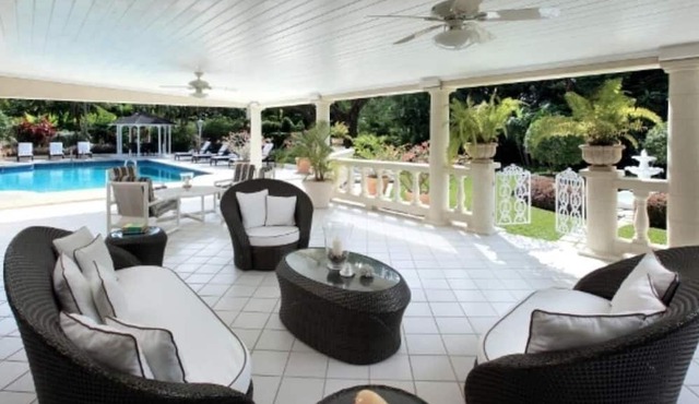 6 BR Vacation Home with Private Pool in Holetown
