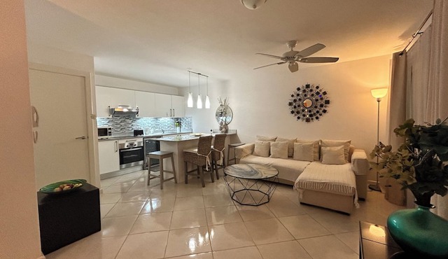 Kerensa, beautiful modern apt, Holetown, close to all amenities in Holetown