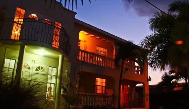Relaxing, Amazing beach, pool, Cheap cars, quiet area, surfers paradise 2