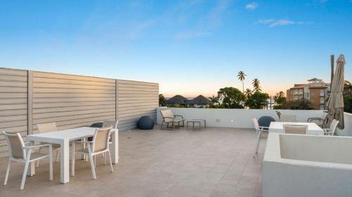 Across from beach with resort pool - Coral Beach 202