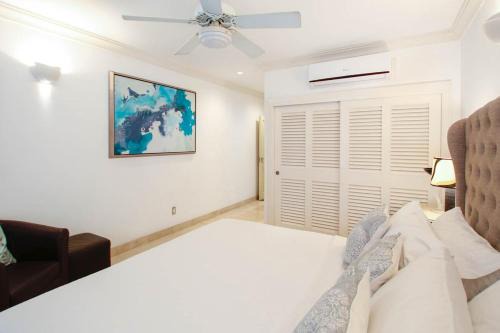 Stunning 2-bed Beachfront Condo on Paynes Bay