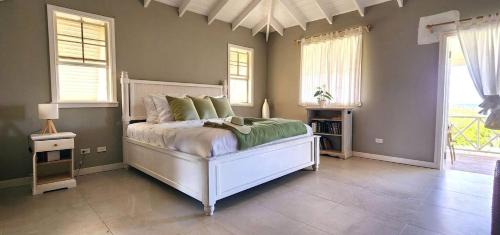 3BR Secluded Villa w/Private Pool and Staff-SB