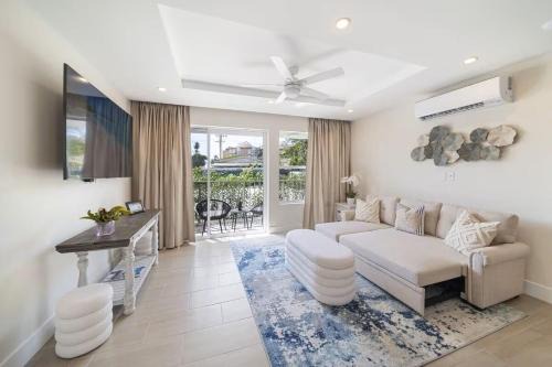 Coral Beach 101 2BR 2BR West Coast Condo, Pool, Rooftop, Beaches