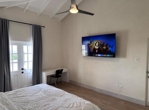 La Porta Della Casa - Sunset Pool Deck with 2 King Bedrooms in Saint James