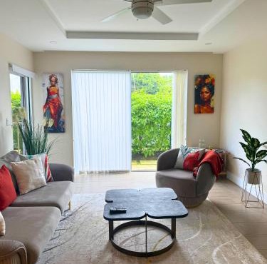 Walk to Mullins Beach Ground Floor Pool Fast WiFi