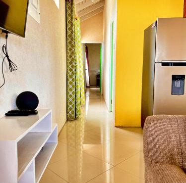 Cozy Modern Upstairs 2 Bed A/C Apt Near 2 Everything
